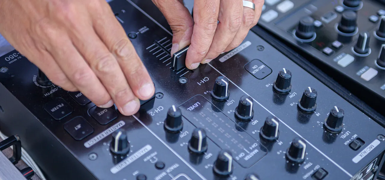 <span>5:30PM - 9:30PM</span> DJ SESSIONS<br> <b>Saturdays</b>