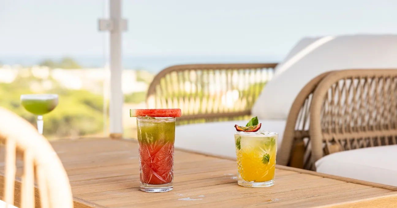 Rooftop Pool & Bar Rooftop Pool & Bar