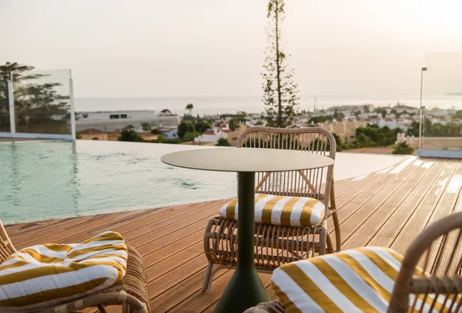 Rooftop Pool & Bar Rooftop Pool & Bar