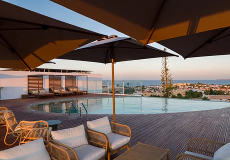 Rooftop Pool & Bar Rooftop Pool & Bar
