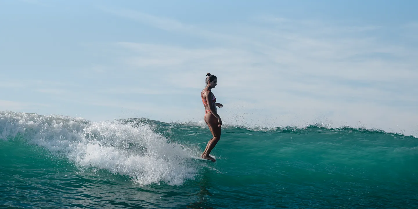 Aprenda diretamente com uma das maiores referências mundiais do longboard feminino num dia único de aprendizagem, surf e inspiração.