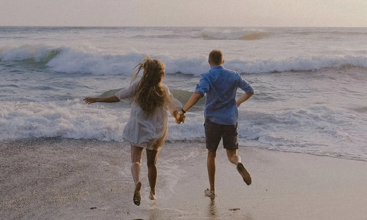 <span> Love Moments </span> Love is on the seashore