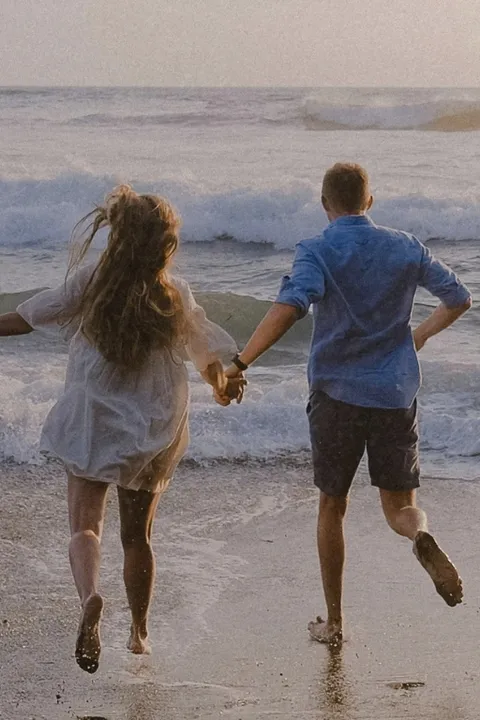 <span> Love Moments </span> Love is on the seashore