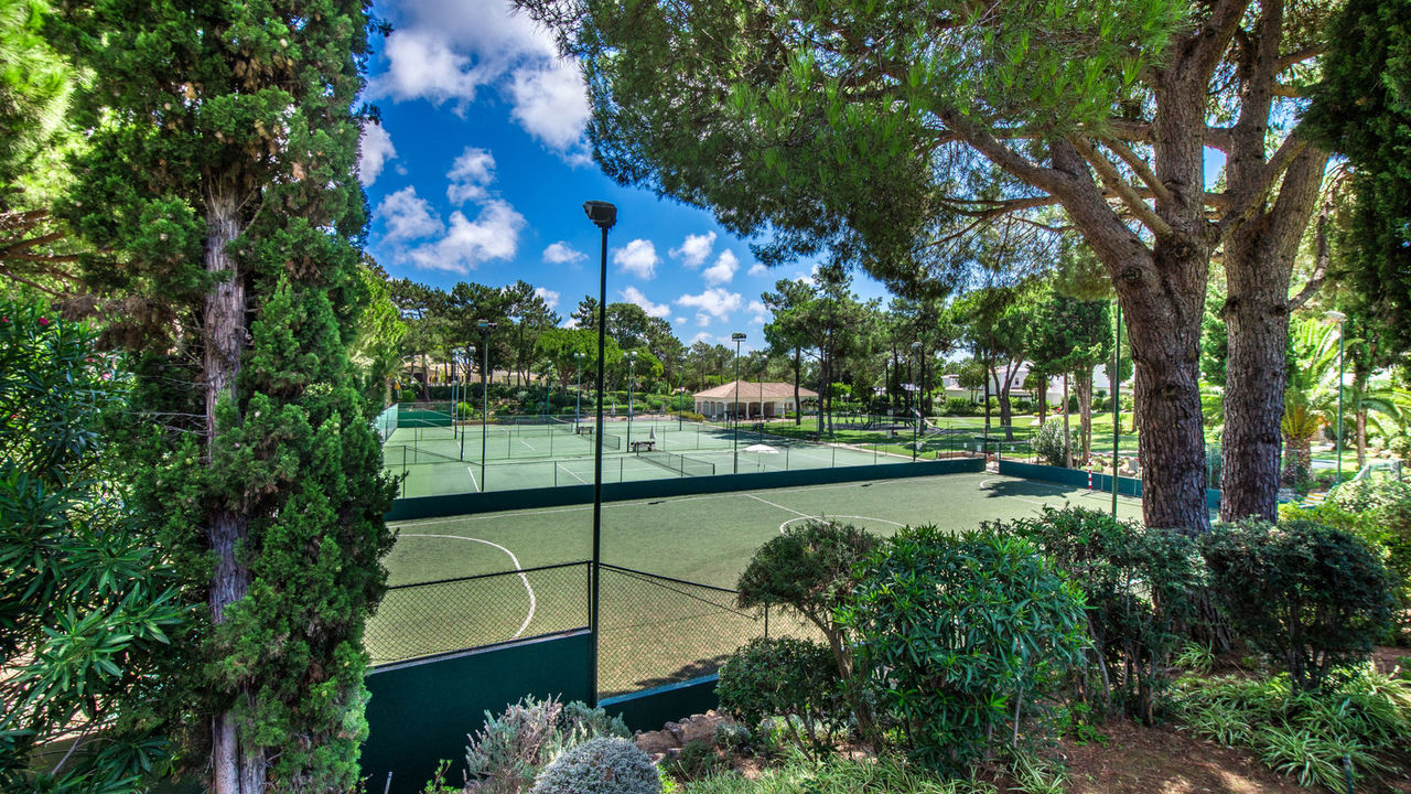 <p>No Four Seasons Country Club</p>Descubra<b>a diferença...</b>